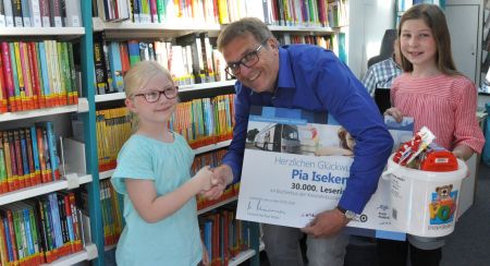 Drei Personen im Bücherbus